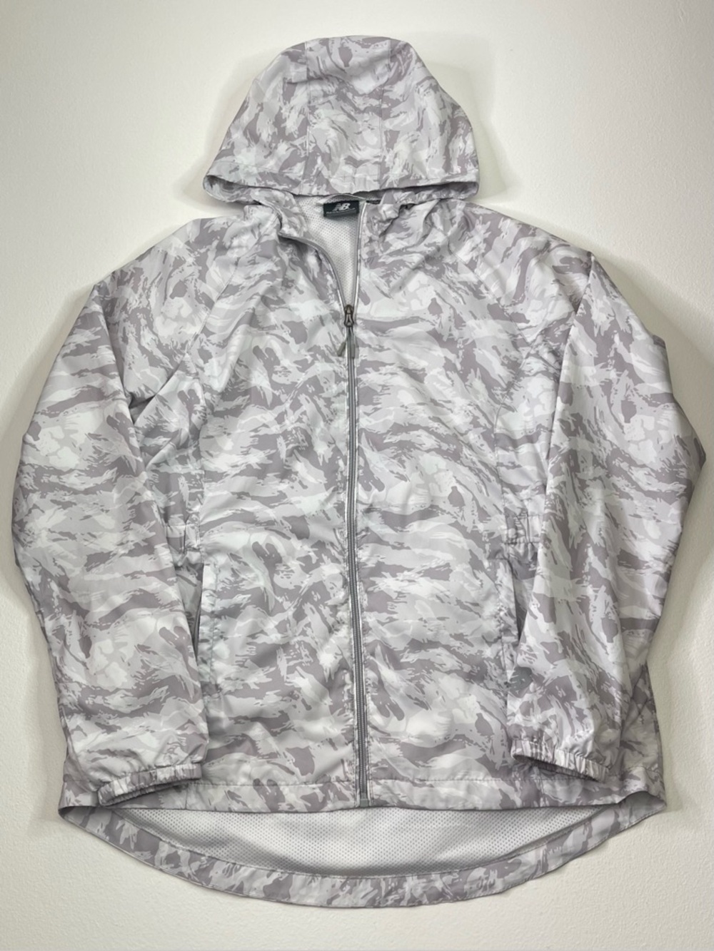New Balance Gray Camo Lightweight Hooded Windbreaker Women’s Jacket Size Large